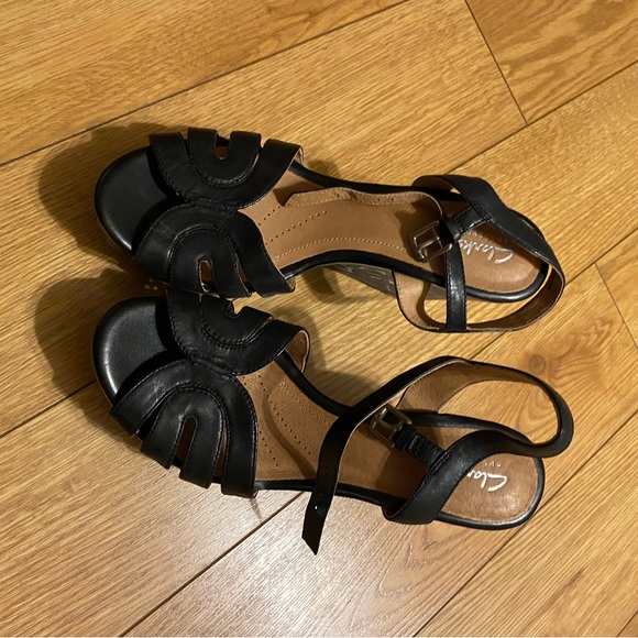 Black platforms. - Picture 5 of 7